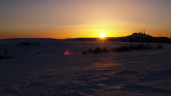 厳冬の長野・美ヶ原高原　雪原の向こうに日没の写真　高解像度・高画質の壁紙