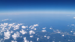 白い雲がフワフワ　大空の写真　高解像度・高画質の壁紙