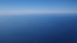 単調な海の向こうに単調な空　青のグラデーション　シンプルな写真　高解像度の壁紙