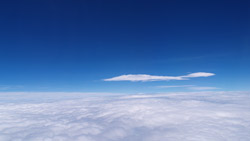 高度一万メートルに白いキツネ　雲の写真　高解像度・高画質の壁紙