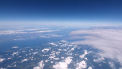雲の上に雲　高度一万メートル空の写真　高解像度・高画質の壁紙