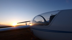 グライダー滑空上の日没の風景写真　高解像度の壁紙