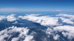 夏の空　入道雲になりそうなモクモク雲の写真　高解像度・高画質の壁紙