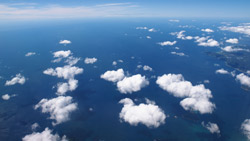 海に浮かんだ白い雲　大空の写真　高解像度・高画質の壁紙