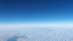 一面の雲海に青のグラデーション　シンプルな写真　高画質の壁紙