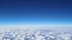 もこもこ雲海の上に真っ青な空　シンプルな写真　高解像度の壁紙